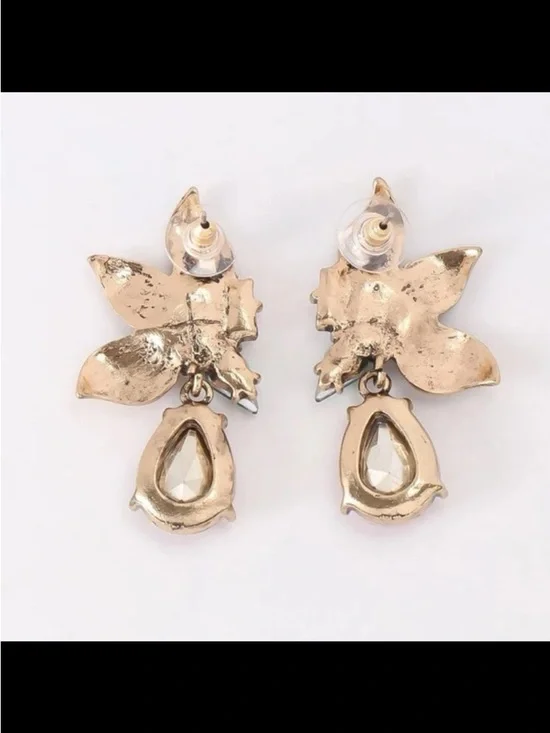 Vintage-Inspired Pink Teardrop Floral Drop Earrings - Picture 4 of 5